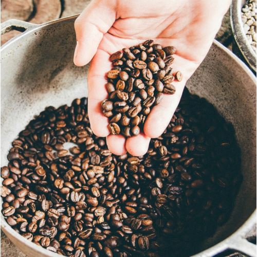 Vyživující sprchový kávový peeling s vanilkou a makadamiemi – Kořeněná káva